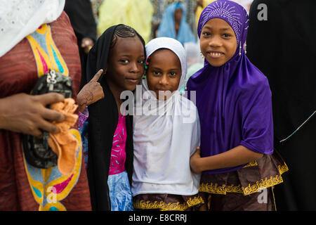 Dakar, Senegal. 5 Ottobre, 2014. Ragazze senegalesi posano per una foto dopo aver pregato durante l'Eid al-Adha festival presso la Grande Moschea di Dakar in Senegal, il 5 ottobre 2014. Credito: Li Jing/Xinhua/Alamy Live News Foto Stock