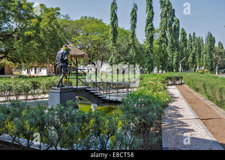 GHANDI STATUA IN NERO sollevato su un plinto si avvicinò a passi MADURAI INDIA Foto Stock