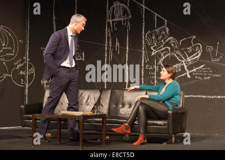 German Theatre Company Schaubühne Berlin presente "un nemico del popolo" da Henrik Ibsen presso il Barbican Theatre, Londra Foto Stock