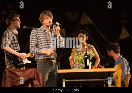 German Theatre Company Schaubühne Berlin presente "un nemico del popolo" da Henrik Ibsen presso il Barbican Theatre, Londra Foto Stock