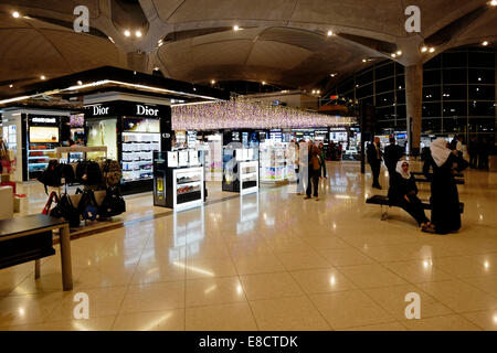 Negozi duty-free situati nell'area ritiro bagagli dell'aeroporto internazionale Queen Alia di Amman, Giordania Foto Stock