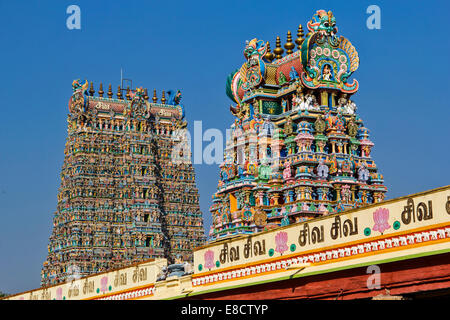 MEENAKSHI Amman Tempio MADURAI INDIA due del altamente decorato torri Foto Stock