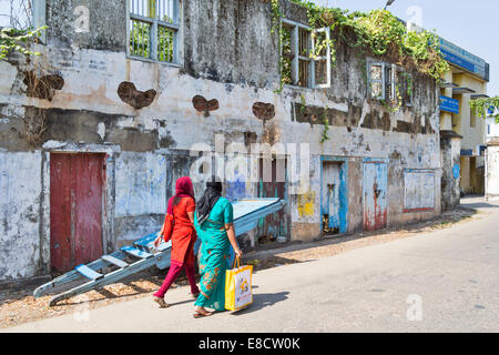 Vecchie costruzioni abbandonate di porto o di Kochi COCHIN INDIA E PERSONE IN abiti colorati passando da Foto Stock