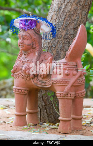 Scultura in argilla del mitico tempio indù di angelico femmina a quattro zampe sat creatura sotto agli alberi ornato di parasol Tiruvannamalai Foto Stock