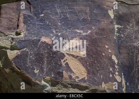 Antiche raffigurazioni o incisioni rupestri trovate in Wyoming. Alcuni pensavano di essere più di diecimila anni Foto Stock