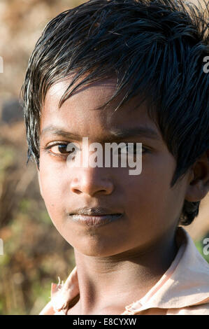 Giovani puro indiano sorridente paesino soleggiato boy Foto Stock