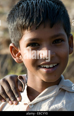 Giovani puro indiano sorridente paesino soleggiato boy Foto Stock