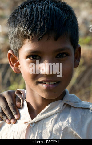 Giovani puro indiano sorridente paesino soleggiato boy Foto Stock