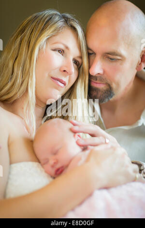 Bautiful Coppia giovane azienda il loro pelo neonato bambina all'interno. Foto Stock