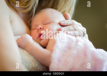 Dolci mani di Madre tenendo la sua preziosa Neonato ragazza. Foto Stock