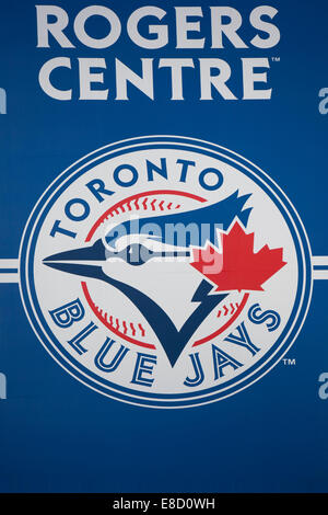 TORONTO- Settembre 15, 2014: Toronto Blue Jays baseball team logo come visualizzate su un banner al di fuori del Rogers Centre in Toronto. Foto Stock