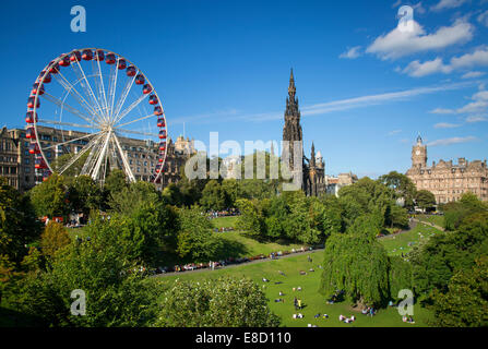 I giardini di Princes Street con il Festival ruota e Sir Walter Scott memoriali, Edimburgo, Scozia Foto Stock