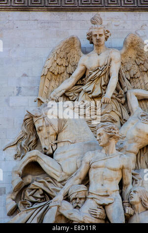 Figure simboliche scolpite sui lati del Arc de Triomphe, Parigi, Francia Foto Stock