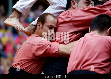 Tarragona, Spagna. 5 Ottobre, 2014. I partecipanti castells di torri umane durante il venticinquesimo Castells concorrenza in Tarragona in Spagna il 5 ottobre, 2014. Un totale di 30 torre umana gruppi riuniti qui Domenica in concorrenza fra loro per costruire il più difficile torre umana struttura. Credito: Pau Barrena/Xinhua/Alamy Live News Foto Stock