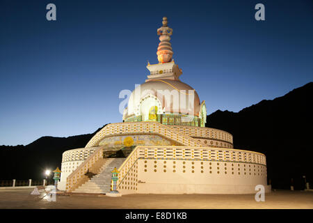 Shanti Stupa di un buddista di bianco stupa a cupola sulla cima di una collina in Leh, Ladakh, nello stato indiano del Jammu e Kashmir Foto Stock