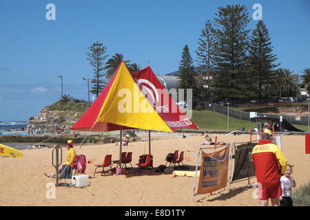 Spiaggia di Collaroy in primavera, la stagione di salvataggio della vita del surf è appena iniziata ( settembre), volontari sulla spiaggia, Sydney, NSW, Australia Foto Stock