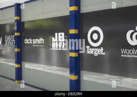 Parete promozione di dettaglianti in warringah mall sydney, alcuni di australia le principali marche per esempio Tartget,Woolworths,JB HIFi Foto Stock