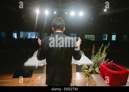 Pastore a pregare per la congregazione Foto Stock