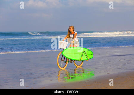 Ragazza del surfista Foto Stock