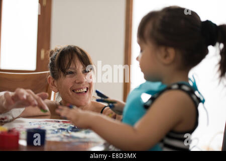 Nonna dito pittura con il nipote Foto Stock