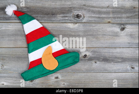 L'immagine orizzontale di Natale elf calza hat su rustiche tavole in legno Foto Stock
