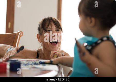 Nonna dito pittura con il nipote