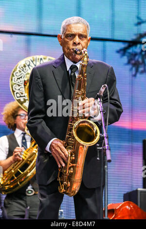 Sett. 13, 2014 - Raleigh, North Carolina, Stati Uniti - HALL jazz band di conservazione di eseguire durante il 2014 Aiuto di fattoria concerto tenuto a Walnut Creek anfiteatro in Raleigh, NC. La ventinovesima Farm Annuale concerto di aiuto effettuata per un sold out di pubblico. Copyright 2014 Andy Martin Jr. (credito Immagine: © Andy Martin Jr./ZUMA filo) Foto Stock