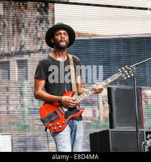 Sett. 13, 2014 - Raleigh, North Carolina, Stati Uniti - musicista GARY CLARK JR di eseguire durante il 2014 Aiuto di fattoria concerto tenuto a Walnut Creek anfiteatro in Raleigh, NC. La ventinovesima Farm Annuale concerto di aiuto effettuata per un sold out di pubblico. Copyright 2014 Andy Martin Jr. (credito Immagine: © Andy Martin Jr./ZUMA filo) Foto Stock