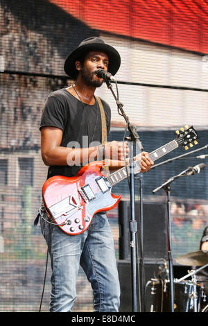 Sett. 13, 2014 - Raleigh, North Carolina, Stati Uniti - musicista GARY CLARK JR di eseguire durante il 2014 Aiuto di fattoria concerto tenuto a Walnut Creek anfiteatro in Raleigh, NC. La ventinovesima Farm Annuale concerto di aiuto effettuata per un sold out di pubblico. Copyright 2014 Andy Martin Jr. (credito Immagine: © Andy Martin Jr./ZUMA filo) Foto Stock