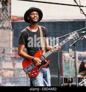 Sett. 13, 2014 - Raleigh, North Carolina, Stati Uniti - musicista GARY CLARK JR di eseguire durante il 2014 Aiuto di fattoria concerto tenuto a Walnut Creek anfiteatro in Raleigh, NC. La ventinovesima Farm Annuale concerto di aiuto effettuata per un sold out di pubblico. Copyright 2014 Andy Martin Jr. (credito Immagine: © Andy Martin Jr./ZUMA filo) Foto Stock