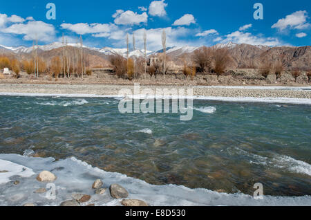 Semi congelati Indus River vicino monastero di Stakna Foto Stock