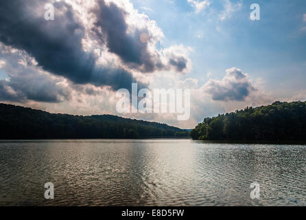 Sera nuvole sopra il lago di Williams, a York, in Pennsylvania . Foto Stock