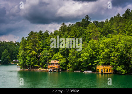 Case lungo la riva del lago di Burton, in Georgia. Foto Stock