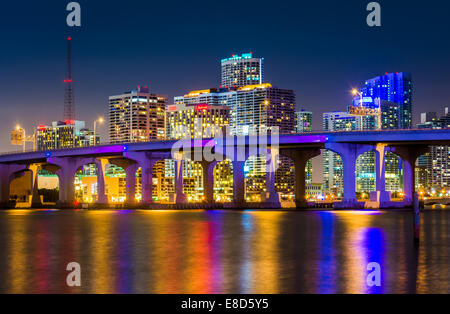 La skyline di Miami di notte, visto dall'isola Watson, Miami, Florida. Foto Stock