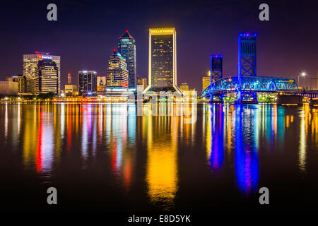 Lo skyline riflettente nel fiume Saint John fino alla notte in Jacksonvile, Florida. Foto Stock