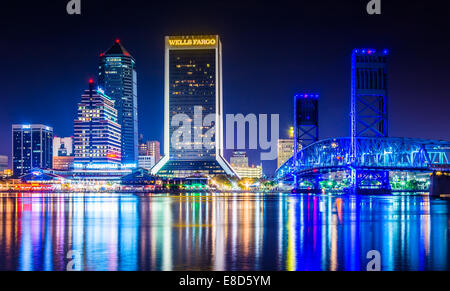 Lo skyline riflettente nel fiume Saint John fino alla notte in Jacksonvile, Florida. Foto Stock