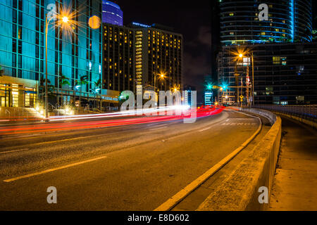 Il traffico su Brickell Avenue di notte, nel centro cittadino di Miami, Florida. Foto Stock