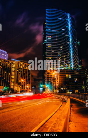 Il traffico su Brickell Avenue di notte, nel centro cittadino di Miami, Florida. Foto Stock