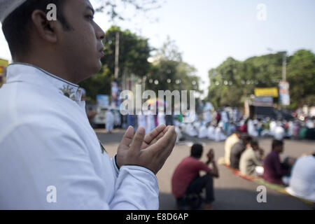 Dacca in Bangladesh. 6 Ottobre, 2014. I musulmani del Bangladesh offrire preghiere segnando il festival di Eid al-Adha presso il National eidgah a Dhaka, nel Bangladesh. Credito: Suvra Kanti Das/ZUMA filo/ZUMAPRESS.com/Alamy Live News Foto Stock