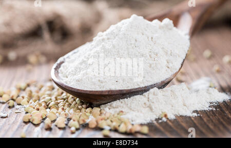 Il cucchiaio di legno con una porzione di farina di grano saraceno Foto Stock