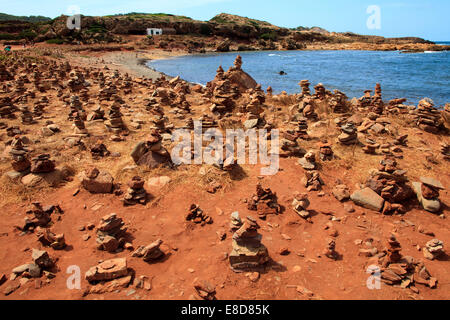 Giardino di sculture in pietra in Cami de cavalls, il percorso che porta a Cala Pregonda, Menorca, isole Baleari, Spagna Foto Stock