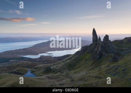 Una vista del Vecchio Uomo di Storr sull'Isola di Skye in Scozia Foto Stock