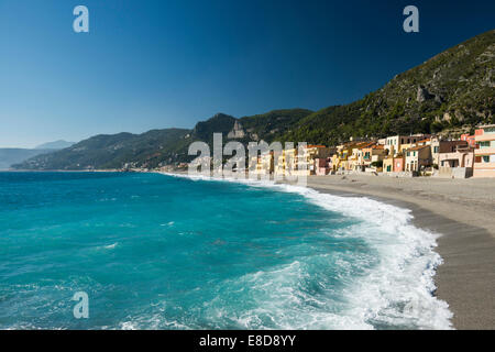 Tipiche case sulla spiaggia, Varigotti, Finale Ligure e la Riviera di Ponente, Liguria, Italia Foto Stock