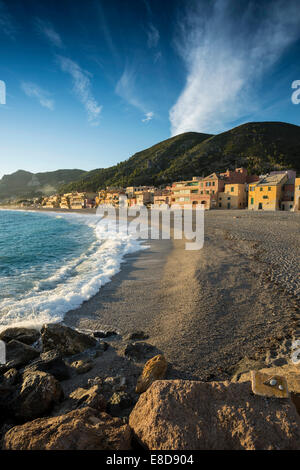 Tipiche case sulla spiaggia nella luce della sera, Varigotti, Finale Ligure e la Riviera di Ponente, Liguria, Italia Foto Stock