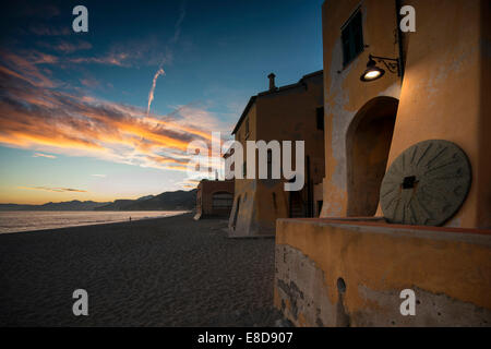 Tipiche case sulla spiaggia la sera, Varigotti, Finale Ligure e la Riviera di Ponente, Liguria, Italia Foto Stock