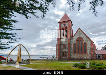 Il Whalebone Arch per commemorare il whalers perirono in mare, accanto alla cattedrale di Christ Church, Stanley, Isole Falkland Foto Stock