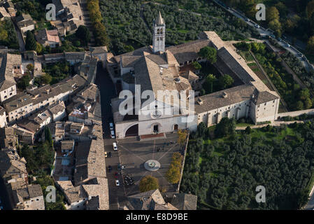 Chiesa di Santa Chiara, Piazza Santa Chiara, il centro storico di Assisi, Umbria, Italia Foto Stock