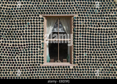 Il famoso "Bottiglia House', costruito da più di 30.000 bottiglie, città fantasma di riolite, Nevada, STATI UNITI D'AMERICA Foto Stock