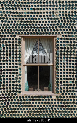 Il famoso "Bottiglia House', costruito da più di 30.000 bottiglie, città fantasma di riolite, Nevada, STATI UNITI D'AMERICA Foto Stock