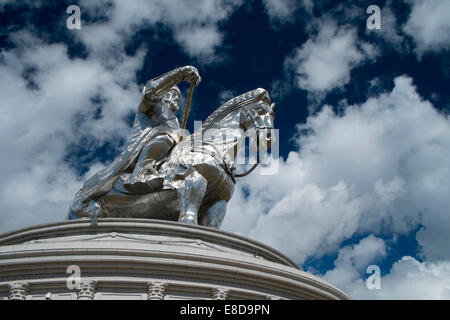 Quaranta metri di altezza la statua di Gengis Khan, realizzata in acciaio inossidabile, di fronte a un cielo nuvoloso, Tsonjin Boldog, Mongolia Foto Stock